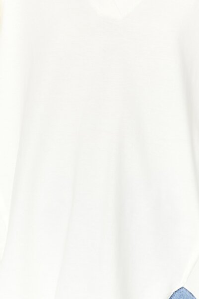 Trendyol Collection Πλεκτό μπλουζάκι από βαμβακερό πλεκτό βαμβάκι με λαιμόκοψη σε σχήμα V, κανονικό/κανονικό καλούπι, TWOAW24TS00005