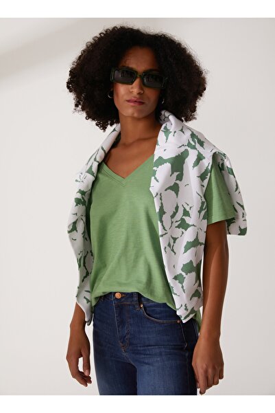 Benetton تي شيرت نسائي برقبة على شكل حرف V باللون الأخضر الداكن 3BVXD400H