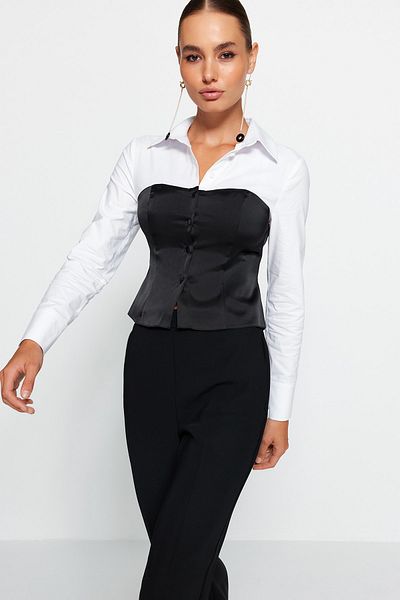 Trendyol Collection Schwarz-weißes Body-Sitting-Shirt TPRAW24GO00006