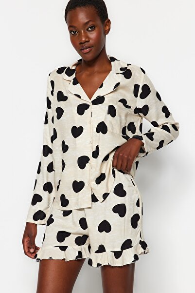 Trendyol Collection Tkaný pyžamový set s černými srdíčkovými volánky viskózové šortky THMAW21PT0043