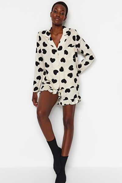 Trendyol Collection Tkaný pyžamový set s černými srdíčkovými volánky viskózové šortky THMAW21PT0043