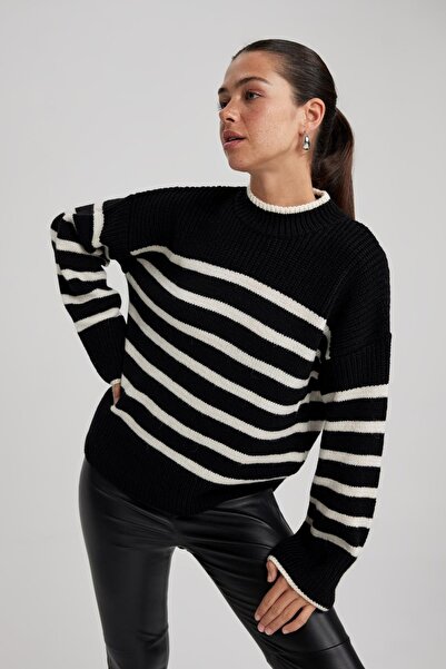 DeFacto Gestreifter Pullover mit Rundhalsausschnitt in entspannter Passform A3887ax23wn
