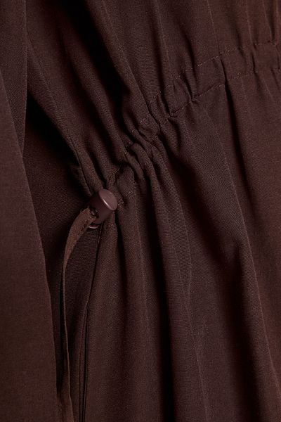 Trendyol Modest Braunes, geknöpftes, gewebtes Baumwollkleid mit verstellbarer Taille und Reißverschlussdetail TCTAW24EB00068