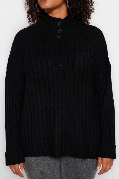 Trendyol Curve Strickpullover mit Kordel - Schwarz, geknöpft TBBAW24AN00045