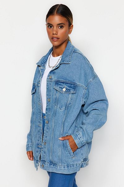 Trendyol Collection Blaue Oversize-Trucker-Jeansjacke TWOAW23CE00189