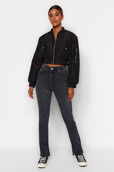Trendyol Collection Schwarze Jeans mit Schlitz und hoher Taille, gerader Schnitt, TWOSS22JE0430