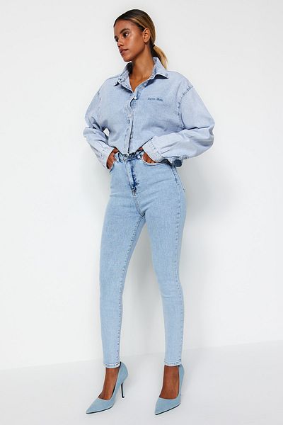 Trendyol Collection Hellblaue Skinny Jeans mit hoher Taille TWOSS23JE00072