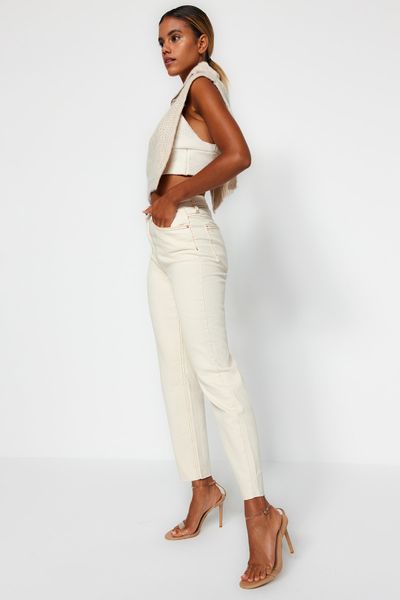 Trendyol Collection Ecrufarbene, schmale Mom-Jeans mit hoher Taille TWOSS23JE00094