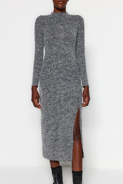 Trendyol Collection Antracitové pletené šaty s výstřihem a výstřihem TWOAW24EL00246