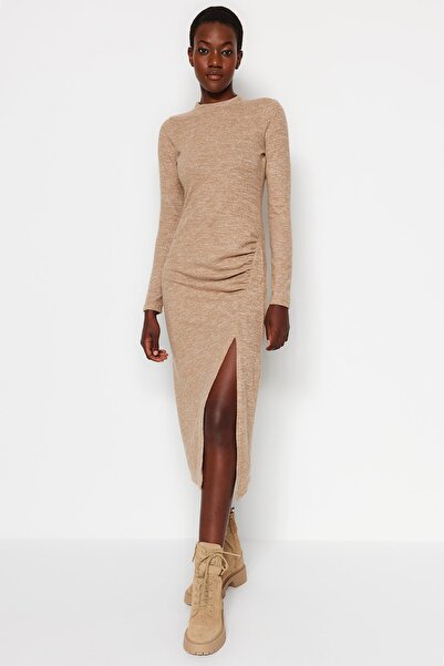 Trendyol Collection Rochie tricotată midi moale, de culoare bej, cu decolteu rotund, cu detaliu cu fante și strângere TWOAW24EL00246