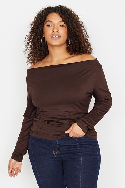 Trendyol Curve Flexible drapierte braune Strickbluse – Carmen/Madonna-Ausschnitt, Übergröße TBBAW23AF00031