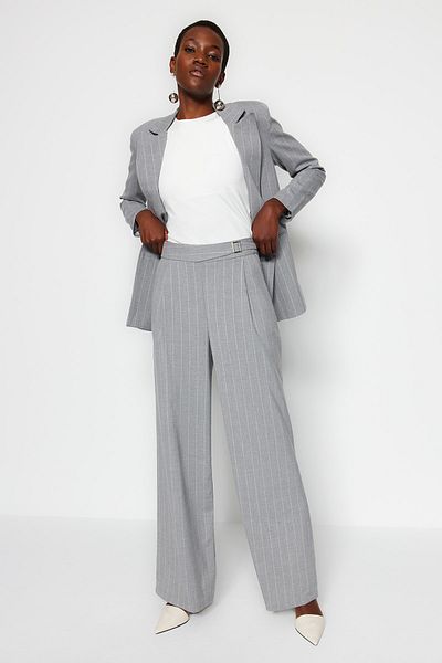 Trendyol Collection Graue, gewebte, gestreifte Hose mit weitem Bein und glitzernden Details TWOSS23PL00223