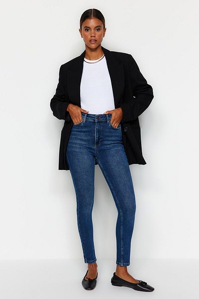 Trendyol Collection Marineblaue Röhrenjeans mit hoher Taille TWOAW24JE00068
