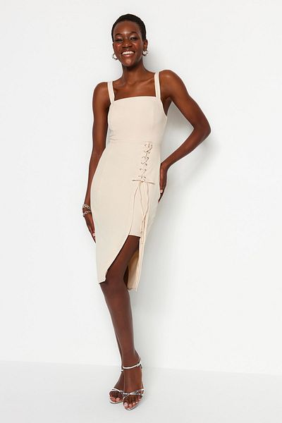 Trendyol Collection Cremefarbenes Midikleid mit Bleistiftrock – Ösendetail, quadratischer Kragen mit Schlitzen TWOSS19EL0079