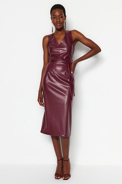Trendyol Collection Burgunderfarbenes, gewebtes Lederkleid mit V-Ausschnitt TWOAW24EL00317