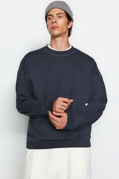 Trendyol Collection Anthrazitfarbenes Oversize-Sweatshirt mit Rundhalsausschnitt – Kontrastnaht-Detail TMNAW24SW00011
