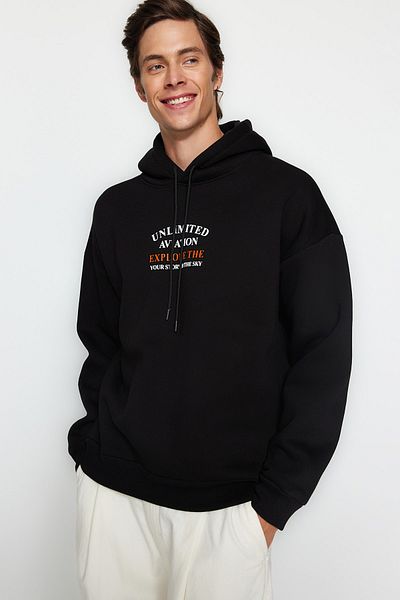 Trendyol Collection Черен суитшърт с полар отвътре с качулка и широка кройка, пухкав текст и щампа Tmnaw24Sw00077