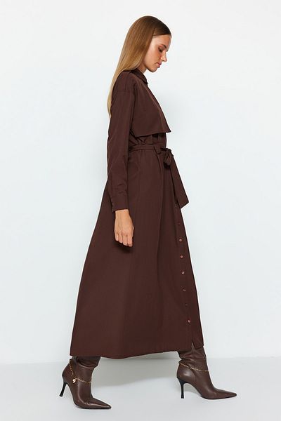 Trendyol Modest Hnědé tkané šaty Aller s páskem TCTAW24EB00092