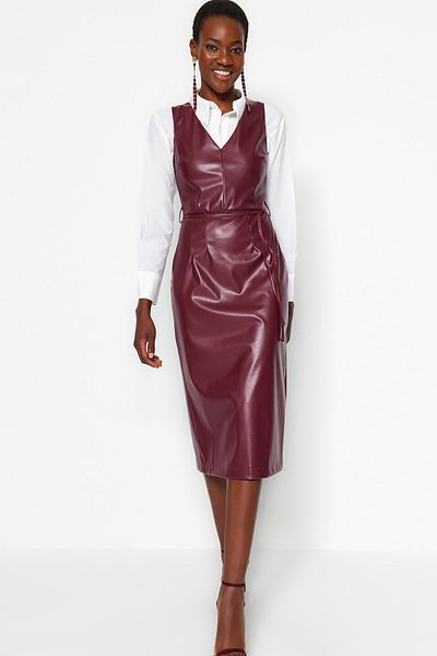 Trendyol Collection Burgunderfarbenes, gewebtes Lederkleid mit V-Ausschnitt TWOAW24EL00317