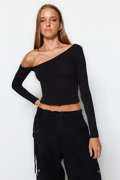Trendyol Collection Czarna, dopasowana, bawełniana bluzka z dzianiny na jedno ramię TWOAW24BZ00099