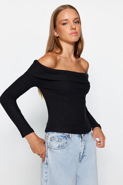 Trendyol Collection Czarna bluzka z dzianiny Carmen Collar - dopasowana do ciała, kołnierz Madonna TWOAW24BZ00180