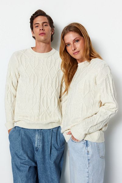 Trendyol Collection Ecru Unisex Oversize Fit Wide Fit Haarstrickpullover mit Rundhalsausschnitt, weicher Strickpullover TMNAW24KZ00003
