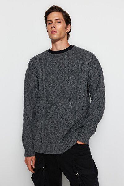 Trendyol Collection Übergroßer grauer Strickpullover – Rundhalsausschnitt, Zopf, weite Passform TMNAW23KZ00280