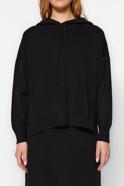 Trendyol Collection Kapucnis fekete kötöttáru pulóver és szoknya szett - TWOAW24AU00091