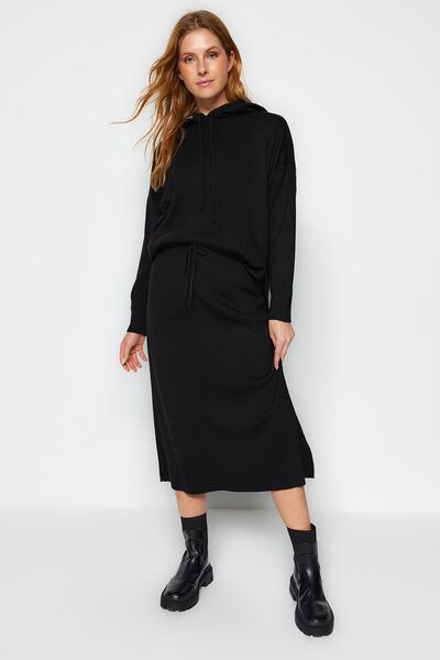 Trendyol Collection Kapucnis fekete kötöttáru pulóver és szoknya szett - TWOAW24AU00091