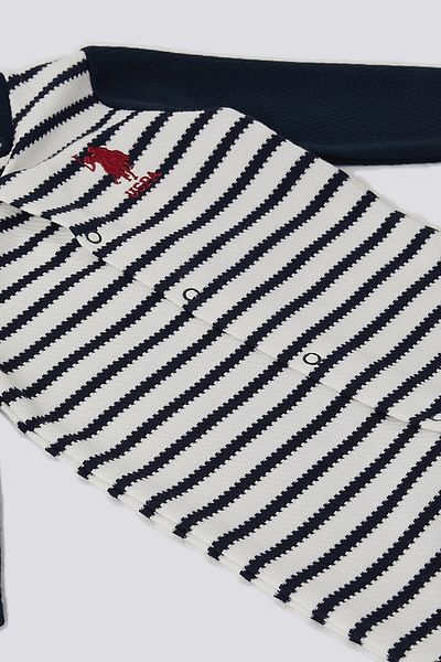 U.S. Polo Assn. بذلة أطفال باللون الأزرق الداكن من U.S. Polo Assn مع أحذية مخططة