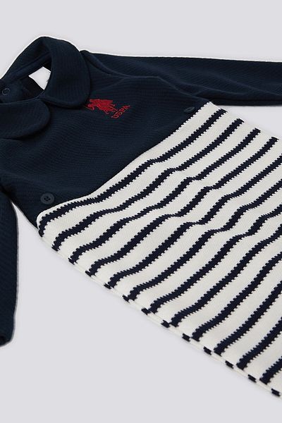 U.S. Polo Assn. بذلة أطفال باللون الأزرق الداكن من U.S. Polo Assn مع أحذية بأزرار