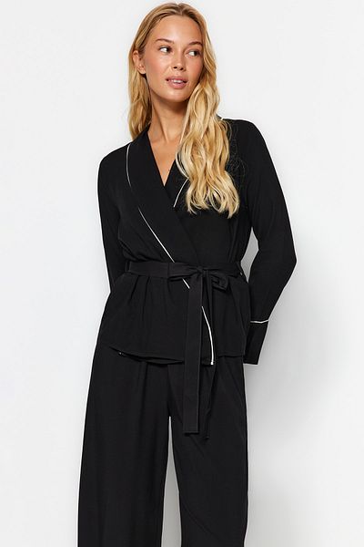 Trendyol Collection Zweireihiges Pyjama-Set aus Viskose in Schwarz – mit Gürtel und Paspelierung Thmaw22pt1109