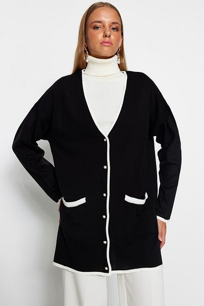 Trendyol Modest Schwarzer Strickcardigan mit Perlenknöpfen und Farbblockdesign TCTAW24TH00066