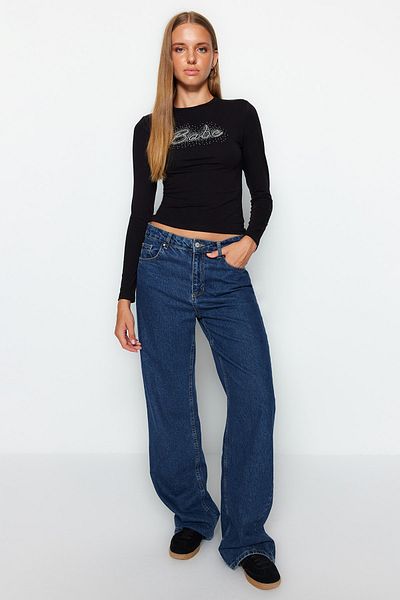 Trendyol Collection Schwarze, eng anliegende, kurz geschnittene Strickbluse aus Baumwolle mit glänzendem Steinmuster TWOAW24BZ00097