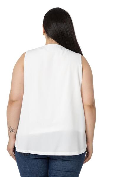 DISENTIS MODEST Άσπρη αμάνικη μπλούζα με πλισέ γιακά και λεπτομέρεια κορδέλας στον ώμο