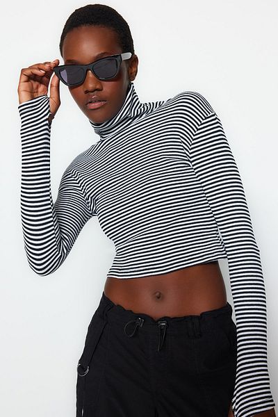 Trendyol Collection Roláková černobílá proužkovaná halenka s žebrovanými prsty - TWOAW21BZ0071