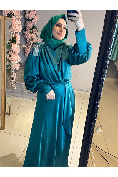 Hürrem Aldinç ZÜMRÜT YEŞİL OMUZ PÜSKÜLLÜ İŞLEME TESETTÜR SATEN ABİYE