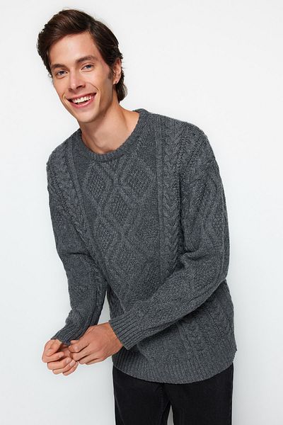 Trendyol Collection Übergroßer grauer Strickpullover – Rundhalsausschnitt, Zopf, weite Passform TMNAW23KZ00280