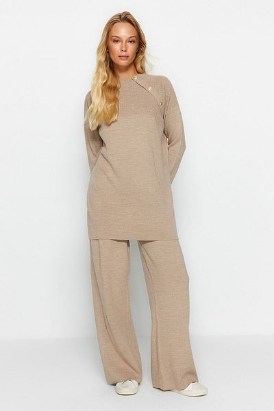 Trendyol Modest Nerzfarbenes Strickoberteil und -unterteil mit Knopfdetails TCTAW24US00042