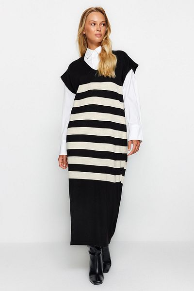 Trendyol Modest Schwarzes gestreiftes Strickpulloverkleid mit V-Ausschnitt TCTAW24UV00039