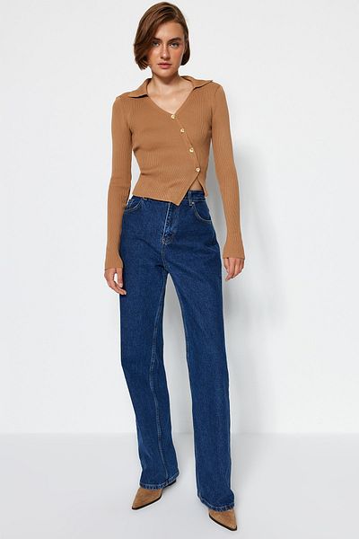 Trendyol Collection Dzianinowy sweterek polo w kolorze wielbłądziej TWOAW24KZ01167