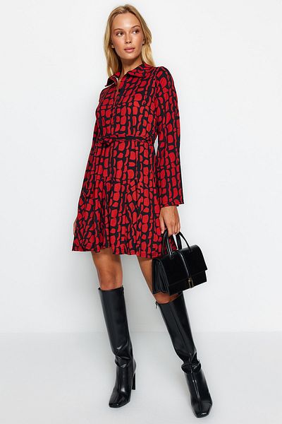 Trendyol Collection Burgunderfarbenes Mini-Strickkleid mit Wickel-/strukturiertem Print, Rollkragen und Taillengürtel TWOAW24EL00351