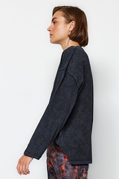 Trendyol Collection Antracitové silné bavlněné pletené tričko s efektem vintage a volným střihem s kulatým výstřihem TWOAW24TS00006