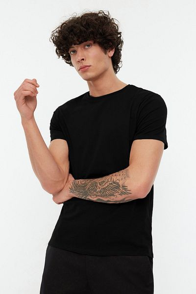 Trendyol Collection Schwarzes Slim Fit T-Shirt aus 100 % Baumwolle mit Rundhalsausschnitt – TMNSS19BO0001