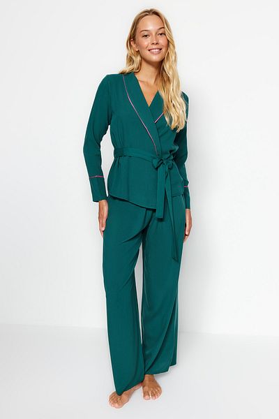 Trendyol Collection Smaragdově zelená viskózová souprava dvouřadého pyžama - detail pásku a paspulky Thmaw22pt1109