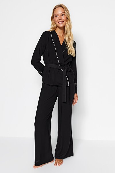 Trendyol Collection Set de pijamale negre din viscoză cu tăietură dublu - cu centură și detaliu cu țevi THMAW22PT1109