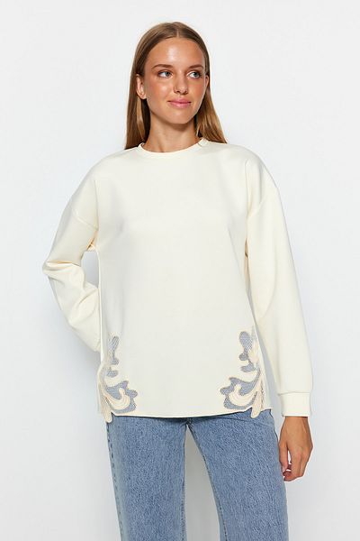Trendyol Modest Ecrufarbenes, mit Spitze verziertes Tauch-/Scuba-Strick-Sweatshirt TCTAW24TW00008