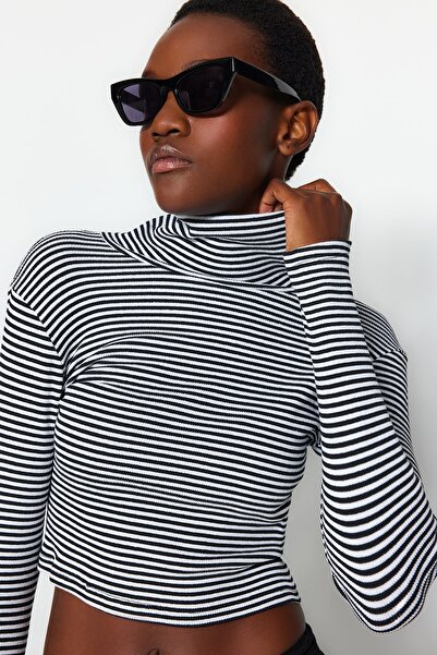 Trendyol Collection Černobílý pruhovaný rolák přiléhavý k tělu s detaily pro zavazování na prsty, pružná pletená halenka TWOAW21BZ0071