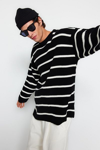 Trendyol Collection Schwarzer, lässiger, gestreifter Unisex-Sweatshirt mit übergroßer Passform für Paare/Paare mit breiter Passform und Rundhalsausschnitt TMNAW23KZ00285