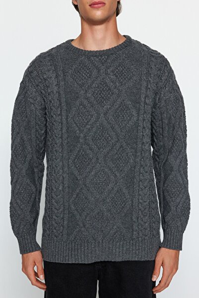 Trendyol Collection Übergroßer grauer Strickpullover – Rundhalsausschnitt, Zopf, weite Passform TMNAW23KZ00280